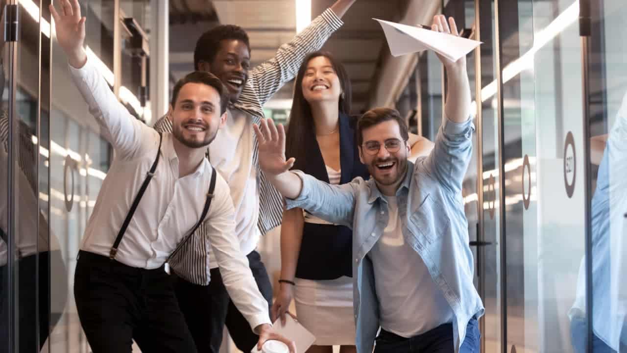 Trabalhadores felizes em melhor empresa para se trabalhar