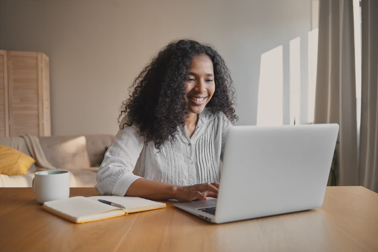 Sites recrutam você para trabalhar de casa e pagamento é em dólar; conheça