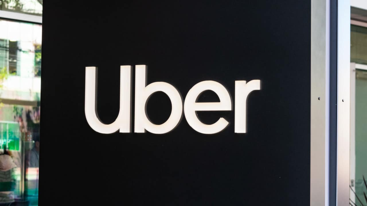 Logotipo da Uber estampado em uma pilastra.