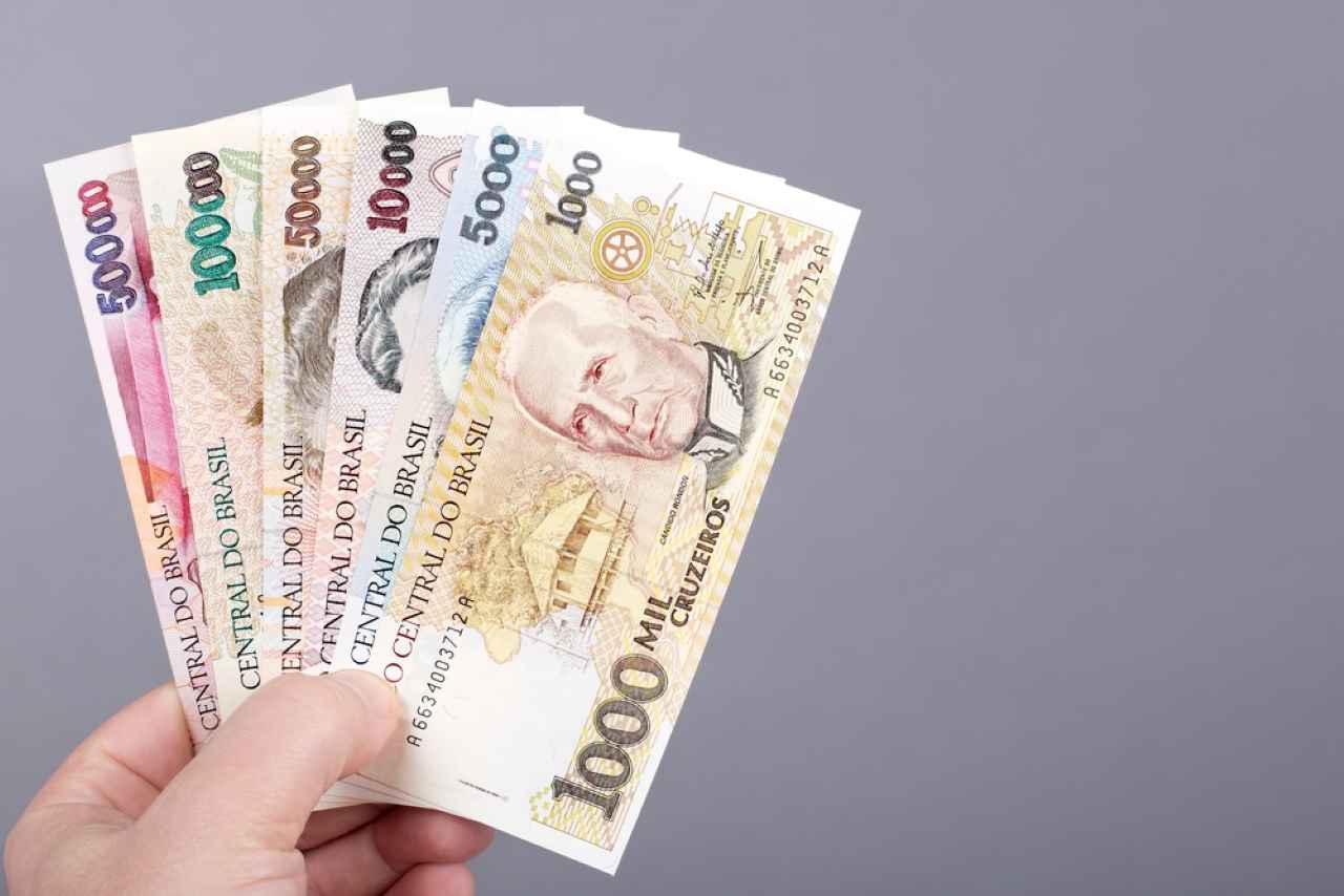 Salário mínimo de 4,6 milhões de cruzeiros no Brasil; relembre o que era possível comprar