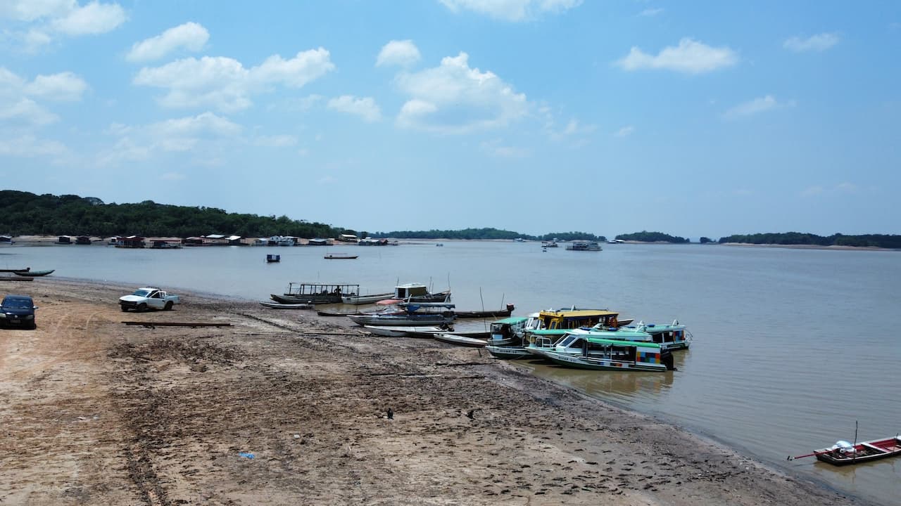 Foto do Rio Negro, no estado do Amazonas, mostrando barcos em um rio bem seco. Setembro 2023