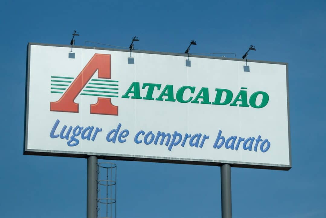Placa com logo e slogan do Atacadão.