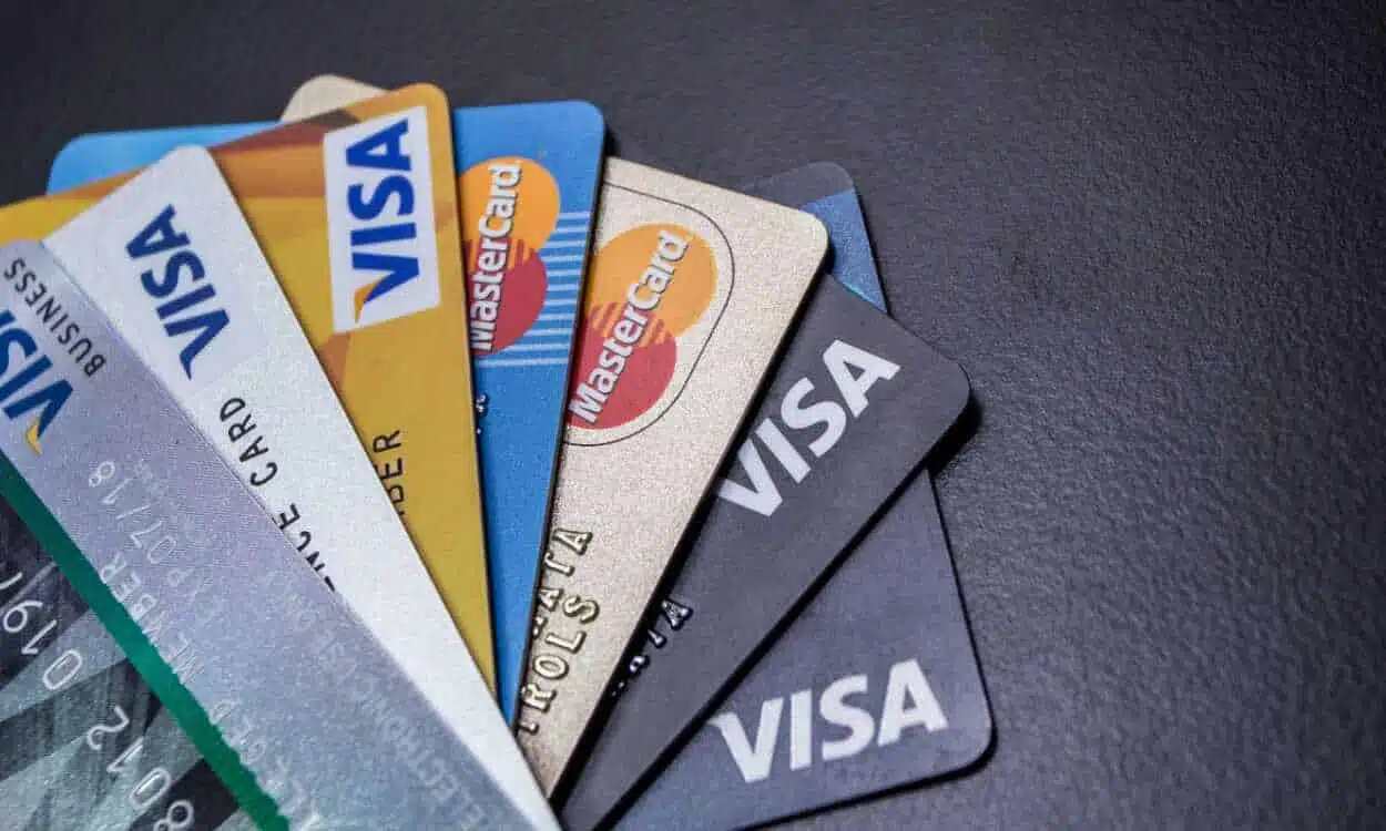 Vários cartões com limite de crédito