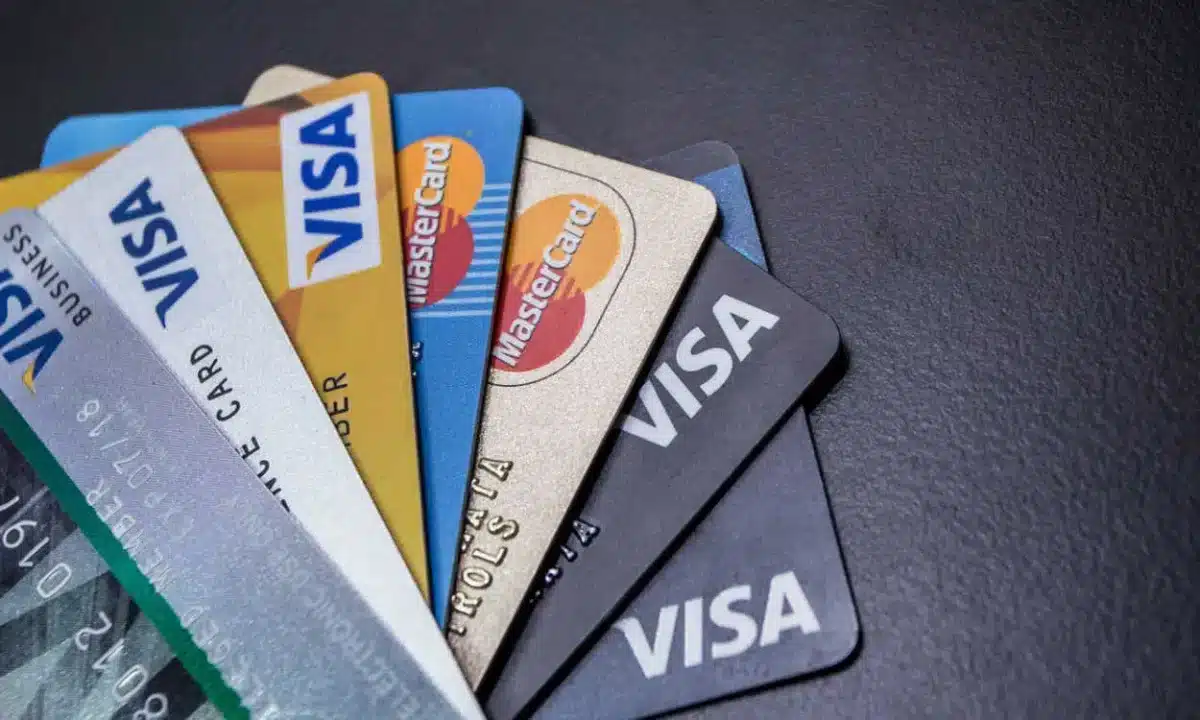 Vários cartões de crédito em forma de leque. dívida no cartão de crédito