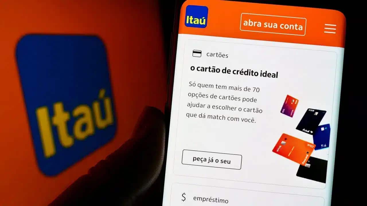 Aplicativo Itaú em celular mostrando os cartões do banco.