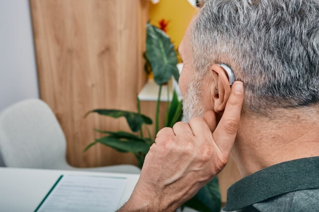 Pessoa com deficiência auditiva usando aparelho auditivo, para aposentadoria INSS