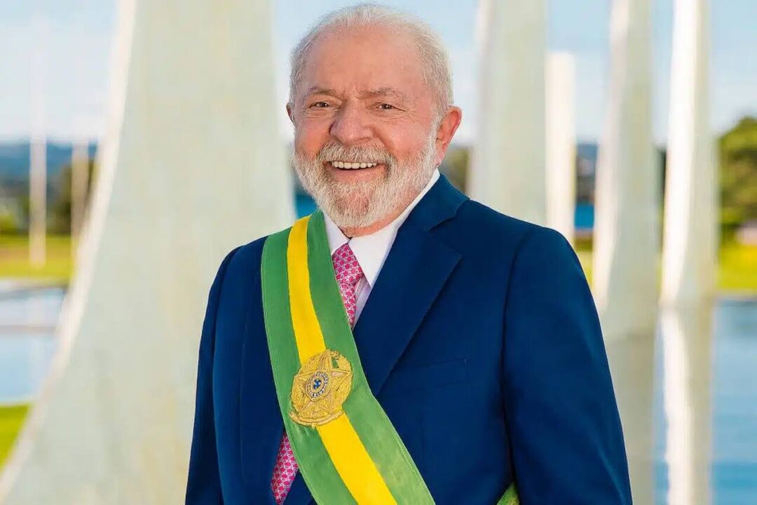 Presidente Lula sorrindo.