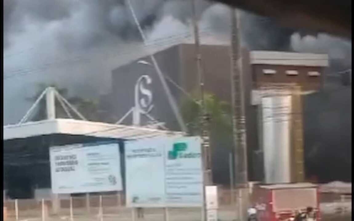 Imagem da fábrica da cacau show que passa por incêndio no Espírito Santo.