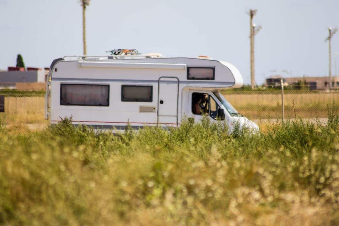 Motorhome em estrada.