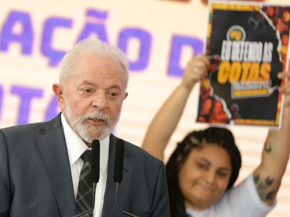 Lula sanciona atualização da lei das cotas.