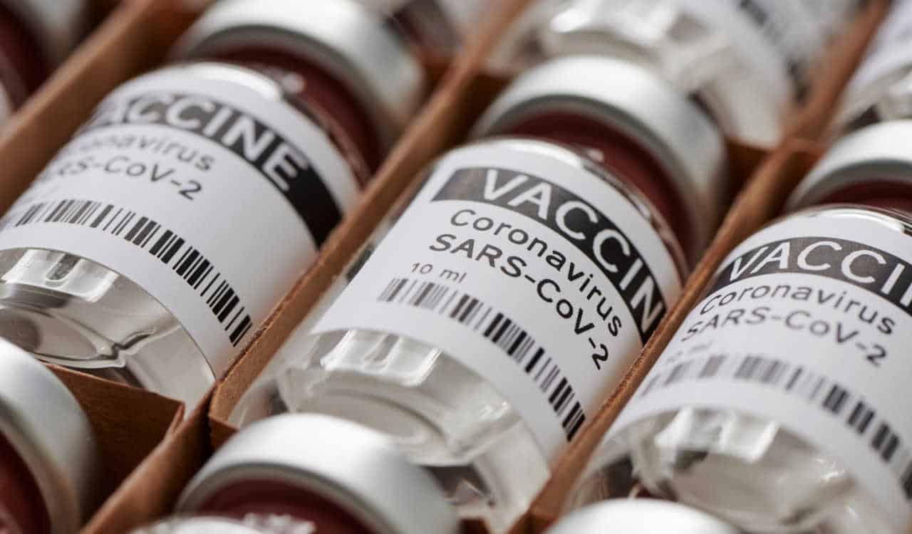 Vários tubos com vacinas contra a Covid-19