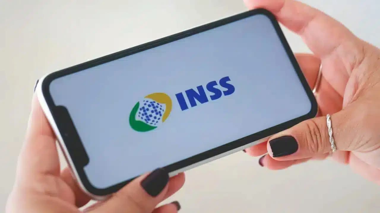 Celular com logo do INSS