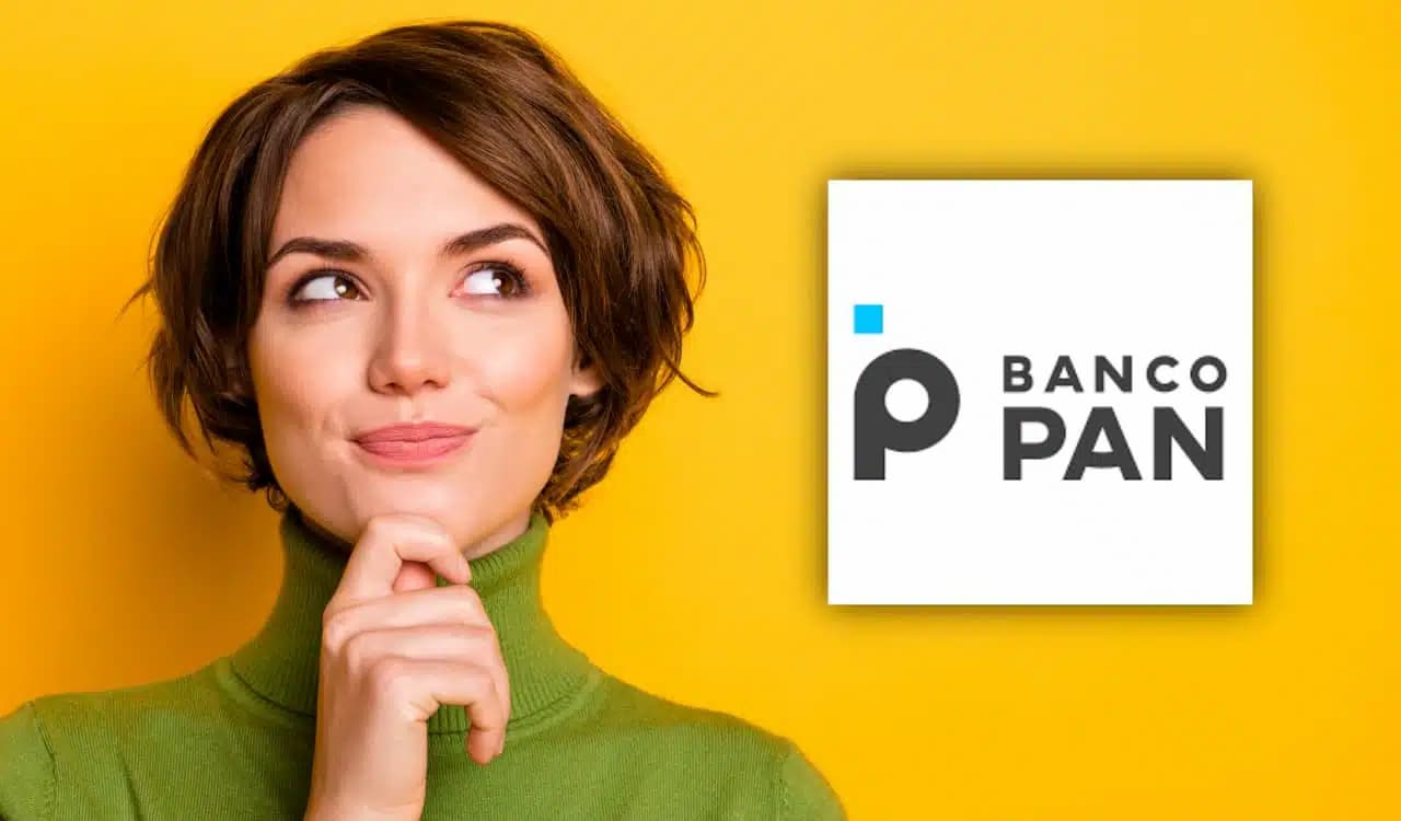 Imagem mostra o rosto de uma mulher branca com blusa verde olhando para o logotipo do banco Pan, querenda pegar um Empréstimo no Banco Pan. O fundo da imagem é cor de laranja