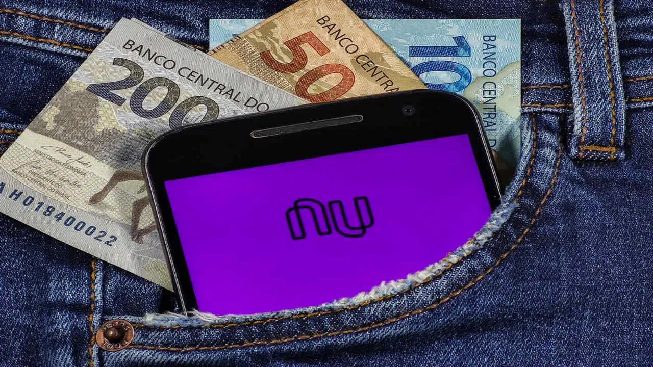 Celular com aplicativo Nubank para empréstimo e dinheiro no bolso.