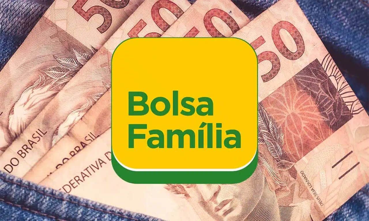 Imagem de notas de 50 reais com os dizeres "Bolsa Família" a frente