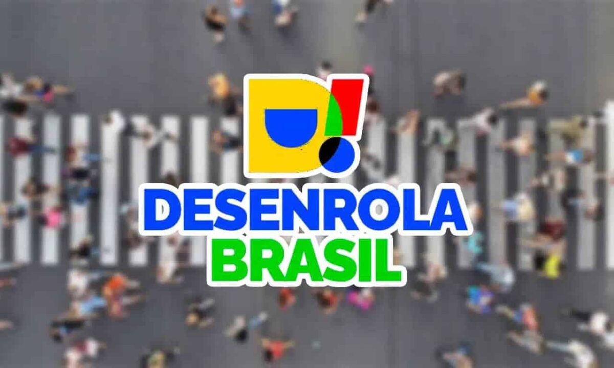 Imagem do logotipo do programa Desenrola Brasil. Ao fundo, aparece uma imagem aérea embaçada de uma rua com várias pessoas caminhando sobre uma faixa de pedestres
