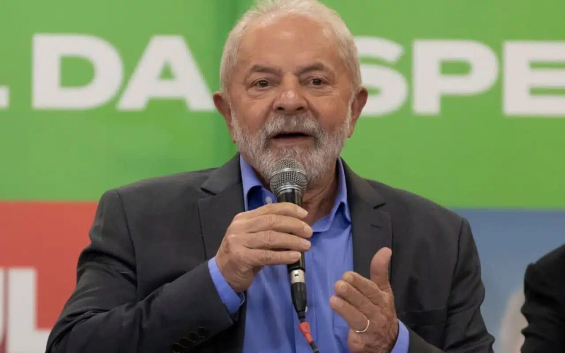 Presidente Lula discursando com microfone