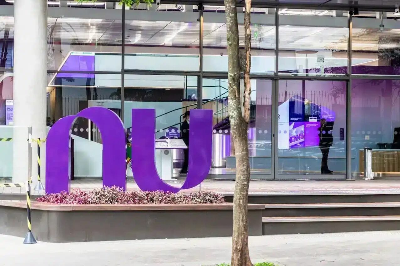 Fachada do prédio do Nubank, com a palavra "NU" em um letreiro em destaque