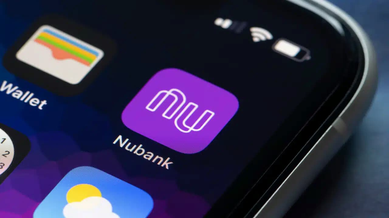 Ícone do aplicativo Nubank na tela de um celular