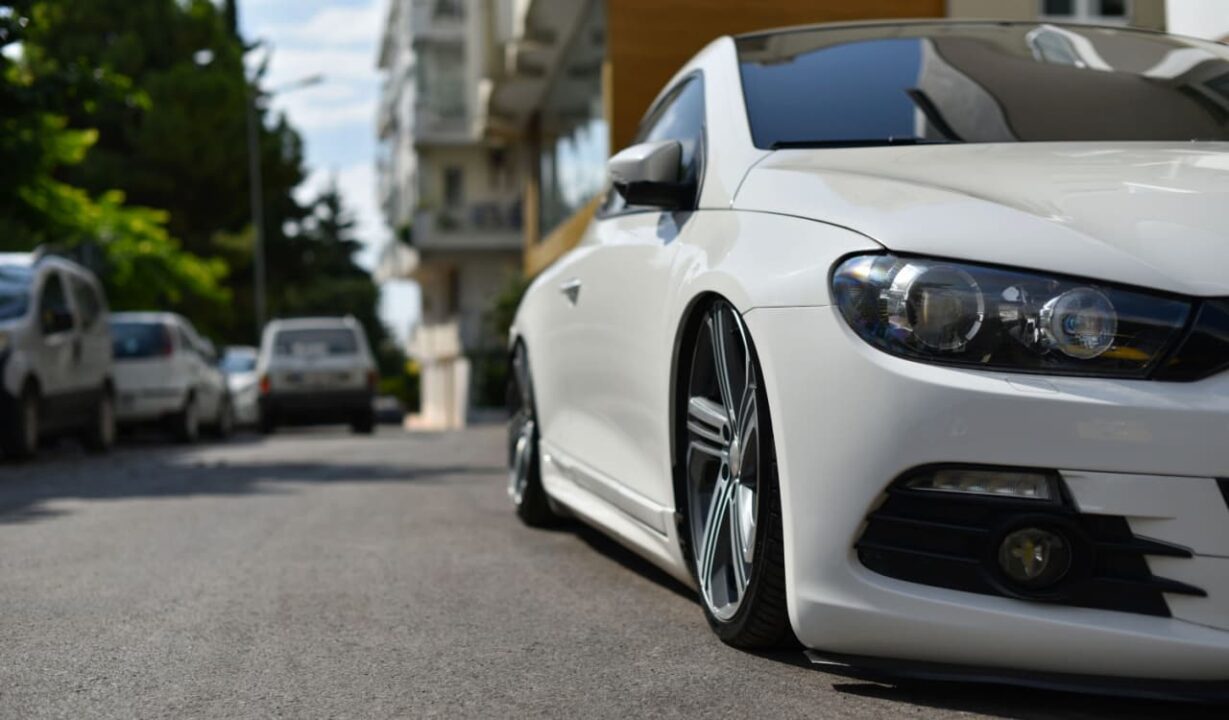 Carro branco rebaixado