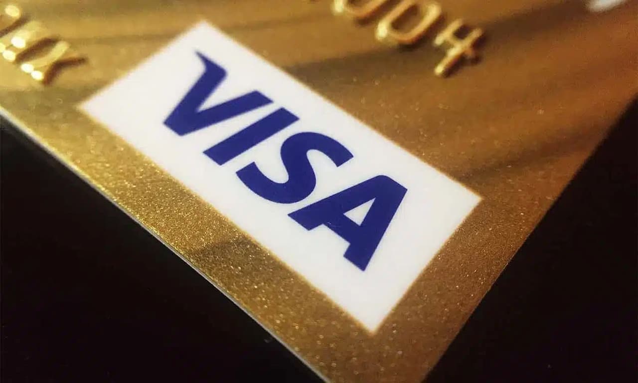Cartão de crédito com bandeira Visa em destaque