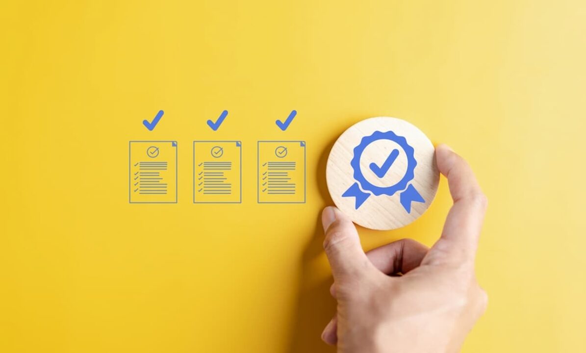 Fundo amarelo com desenho de pequenos certificados em azul. Ao lado, uma mão segurando um selo positivo.