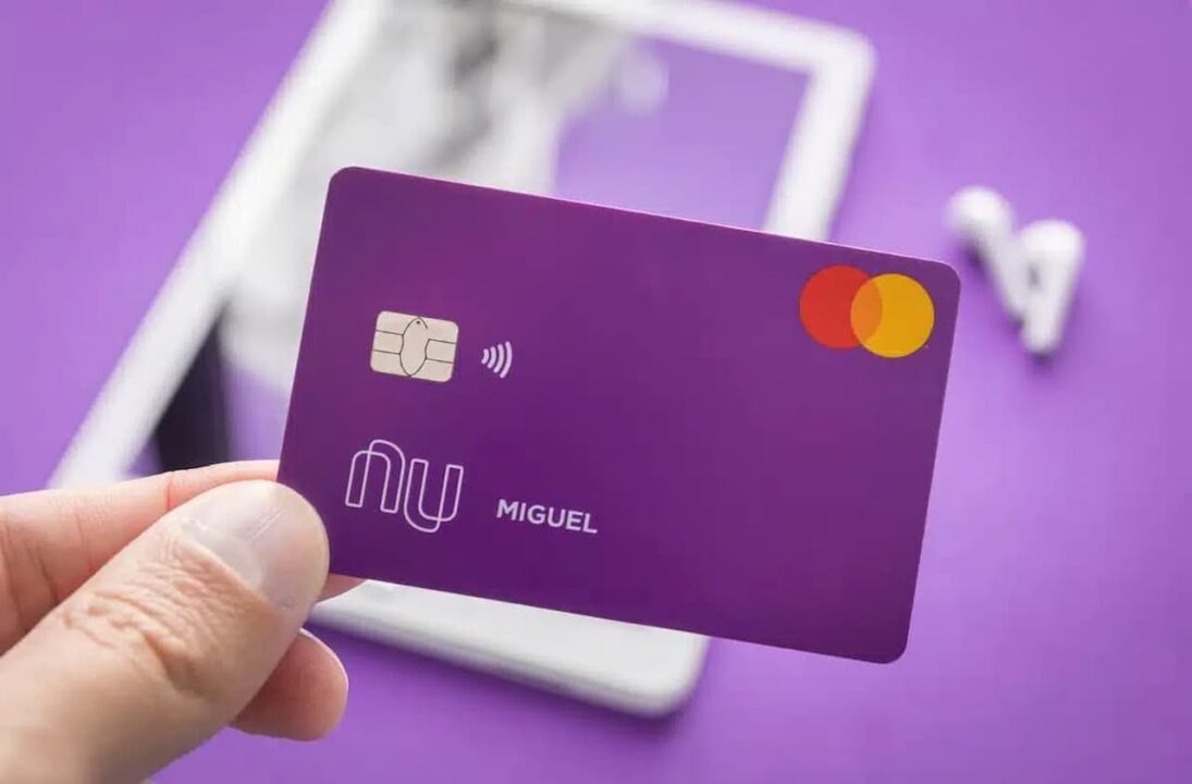 Mão segurando um cartão de crédito Nubank