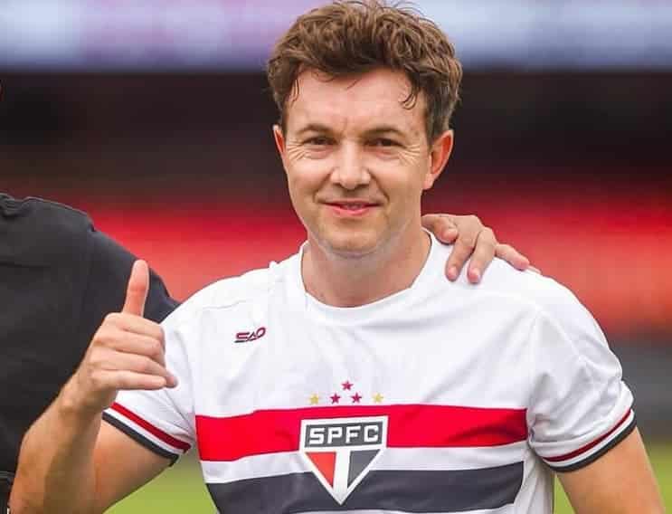 Foto do ex-jogador Dagoberto com a camisa do São Paulo fazendo sina de "joia" com a mão