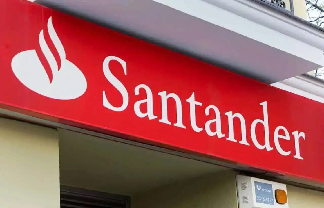 Letreiro com identidade visual do Santander