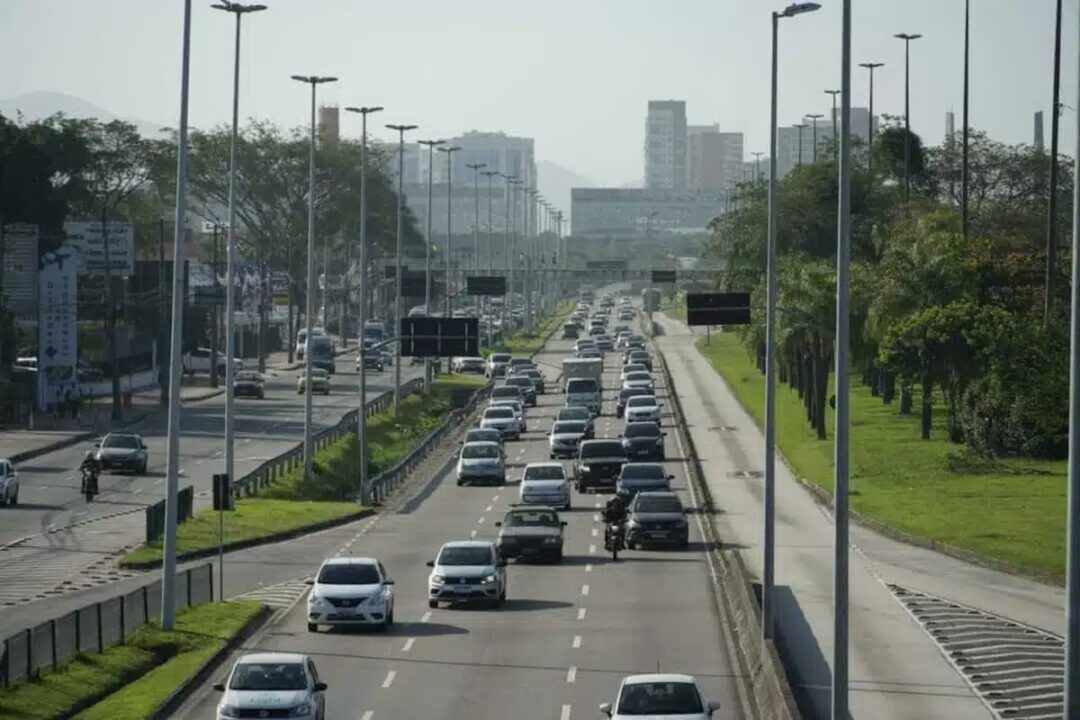 Dirigir no corredor de ônibus.