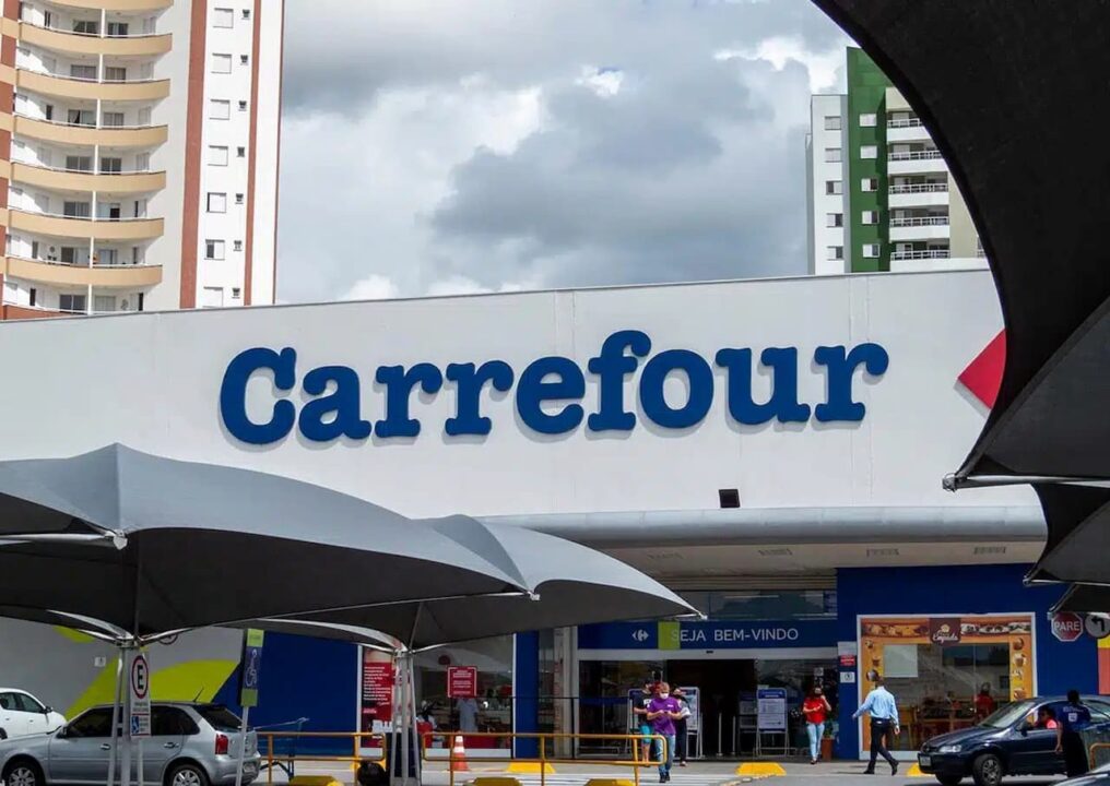 Imagem da fachada de uma das lojas do Carrefour