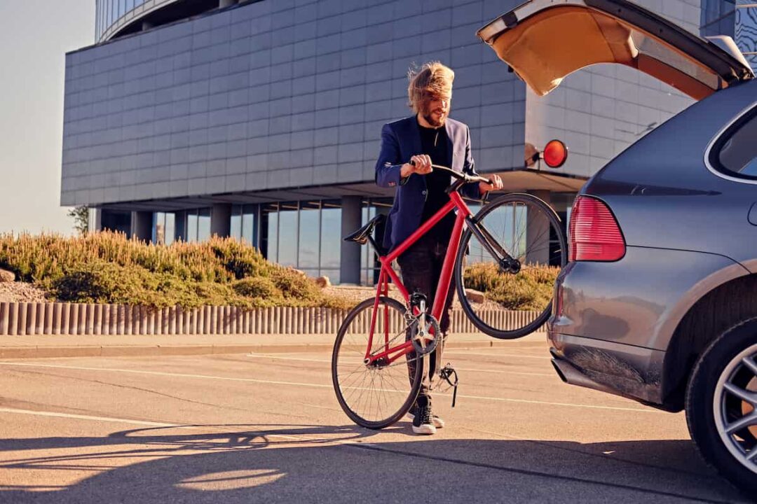 Levar bicicleta no carro pode dar multa.