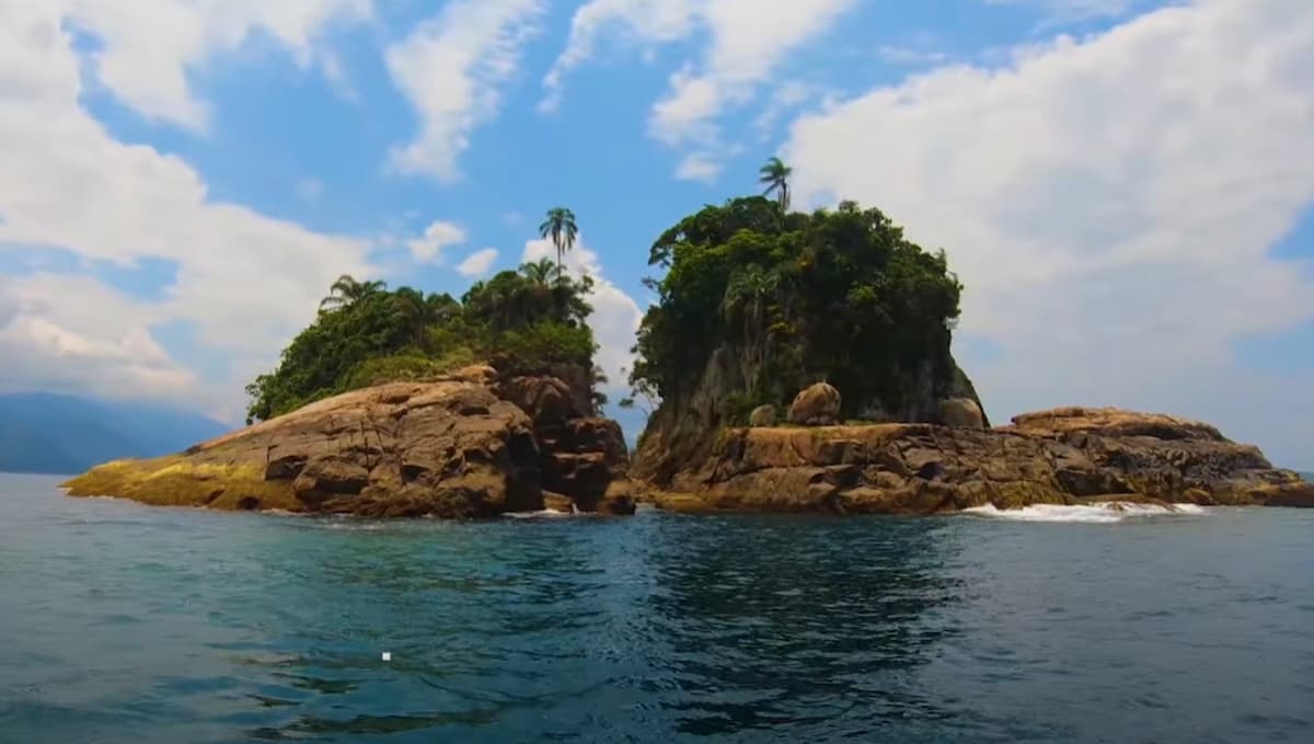Imagem de Ilha Rachada, que pode ser considerada a menor praia do mundo.