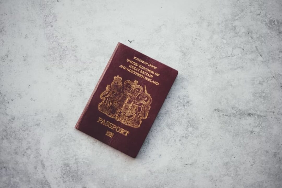 Imagem de um passaporte vermelho