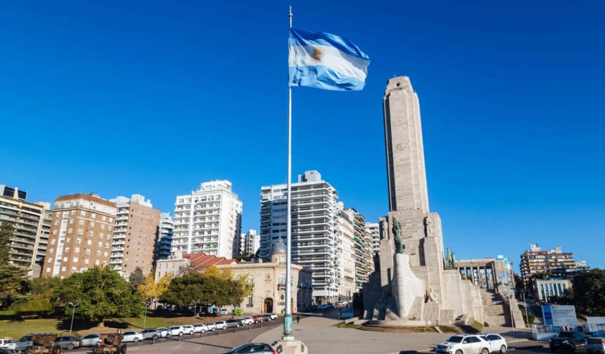 Cidade de Rosario, na Argentina, com bandeira do país em evidência na imagem