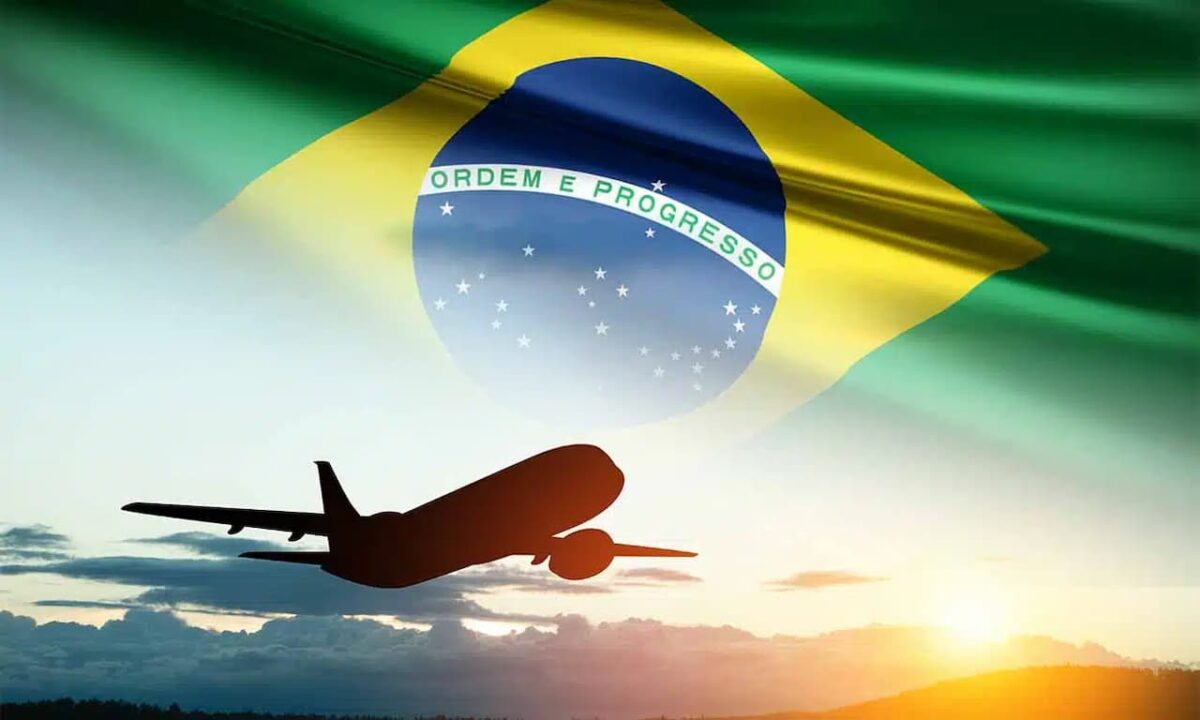 Bandeira do Brasil estampada ao fundo com uma imagem de um avião voando sobreposta
