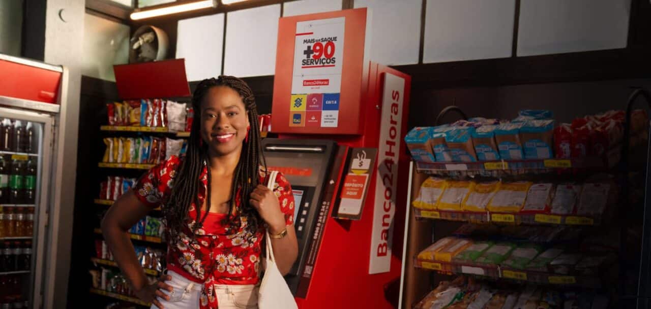 Mulher em frente ao Banco34Horas