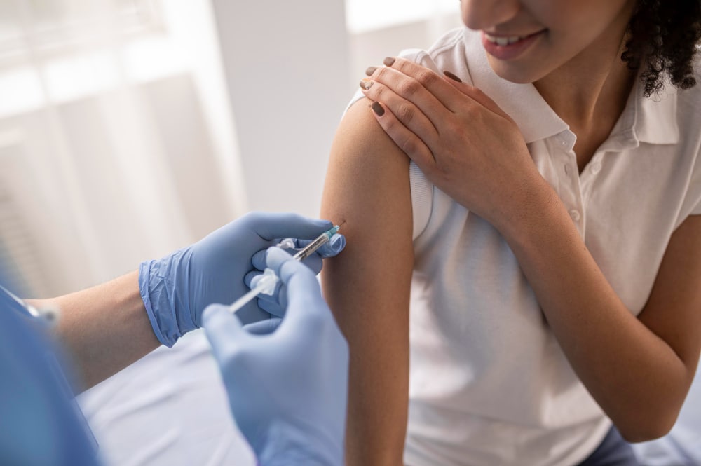 Medico vacinando paciente