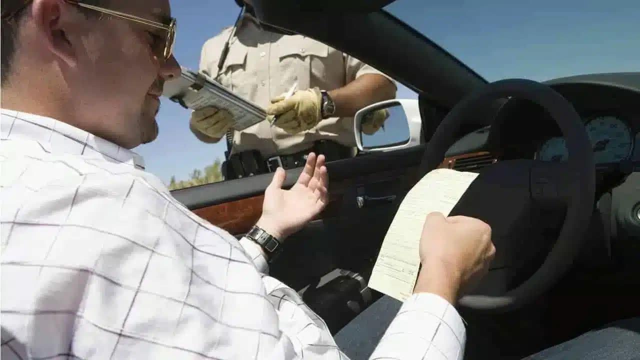 Condutor recebendo uma multa de fiscal de trânsito
