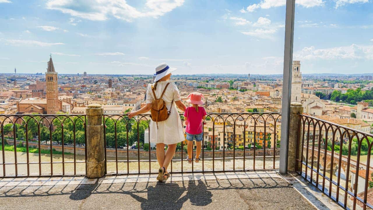 Mulher e criança em grade olhando vista da Itália
