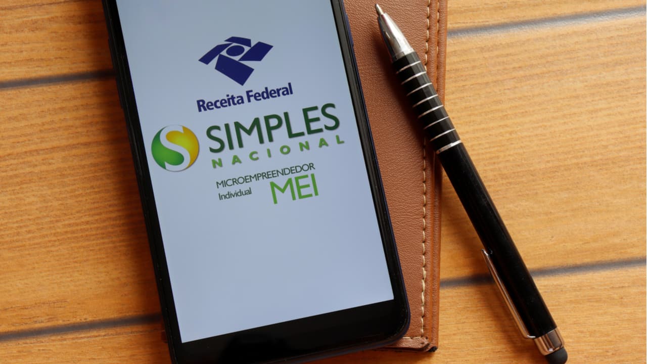 Celular com logo da Receita Federal e Simples Nacional MEI