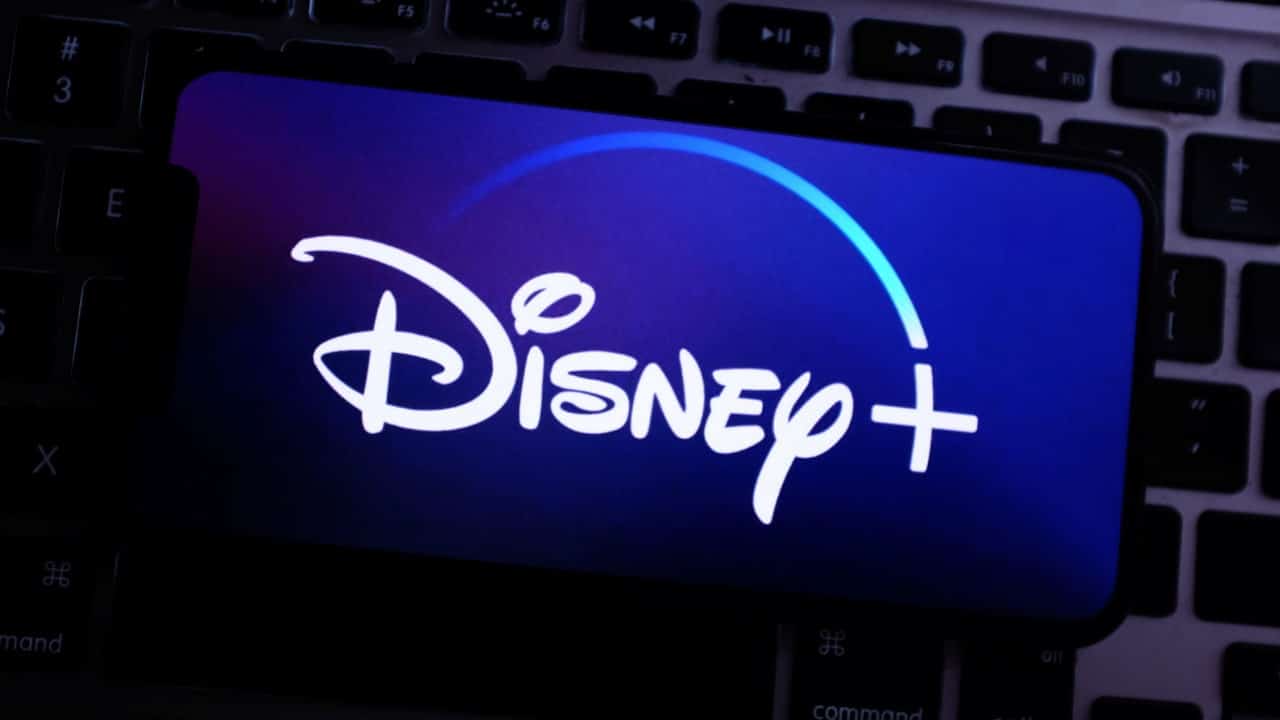 Celular com logo da Disney+