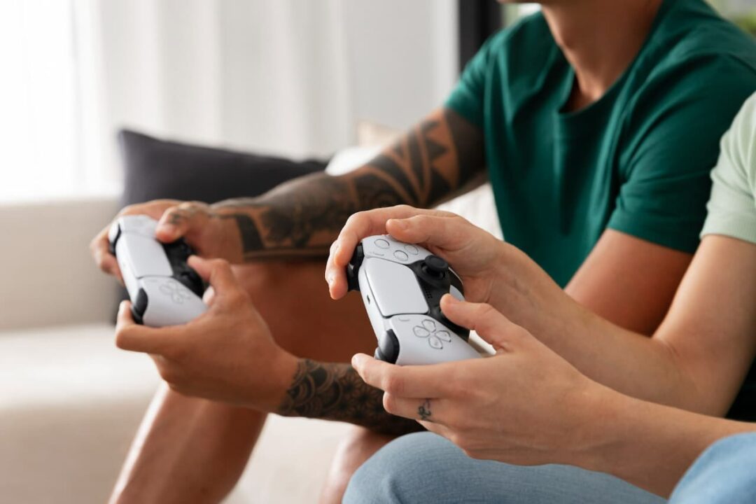 Duas pessoas com controles de vídeo game na mão