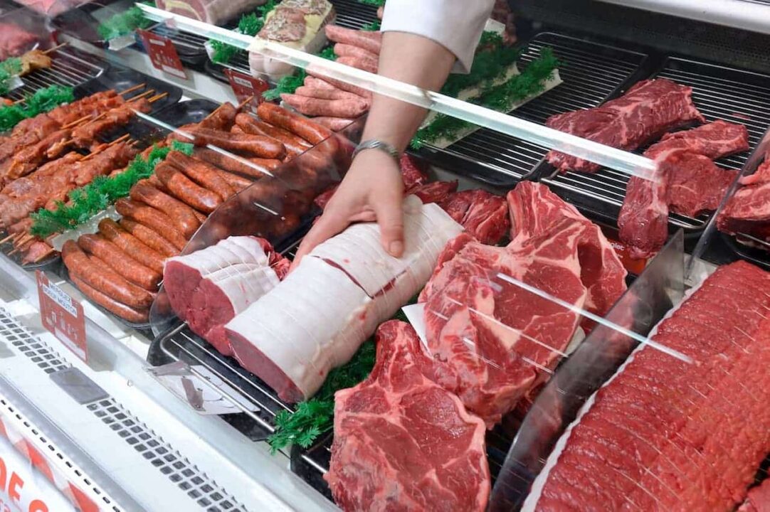 Vitrine de carnes em um supermercado