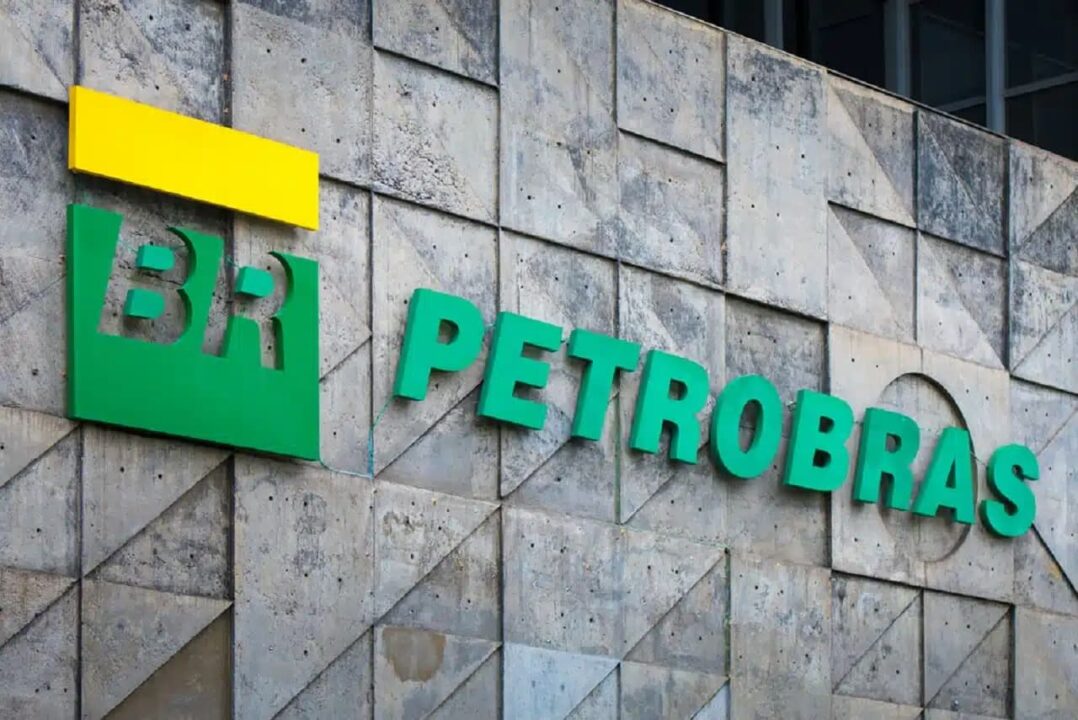 Letreiro em verde da Petrobras na fachada da sede da empresa.