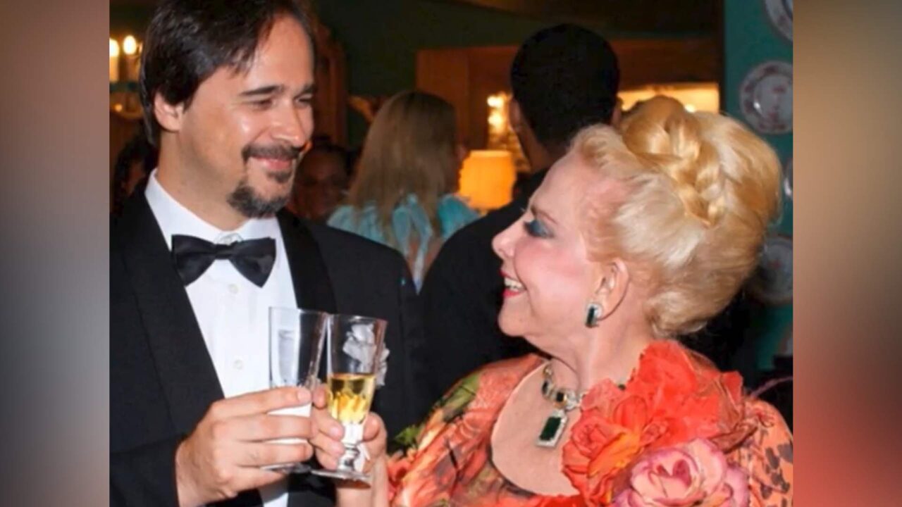 Imagem da socialite Regina Lemos ao lado de seu ex-motorista