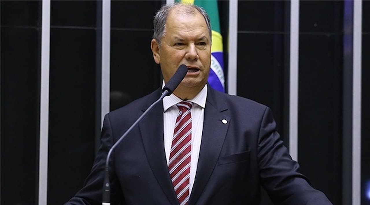 Imagem do Deputado Federal Alceu Moreira falando no microfone