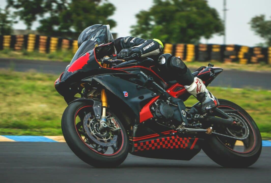 Pessoa em cima de uma moto na estrada