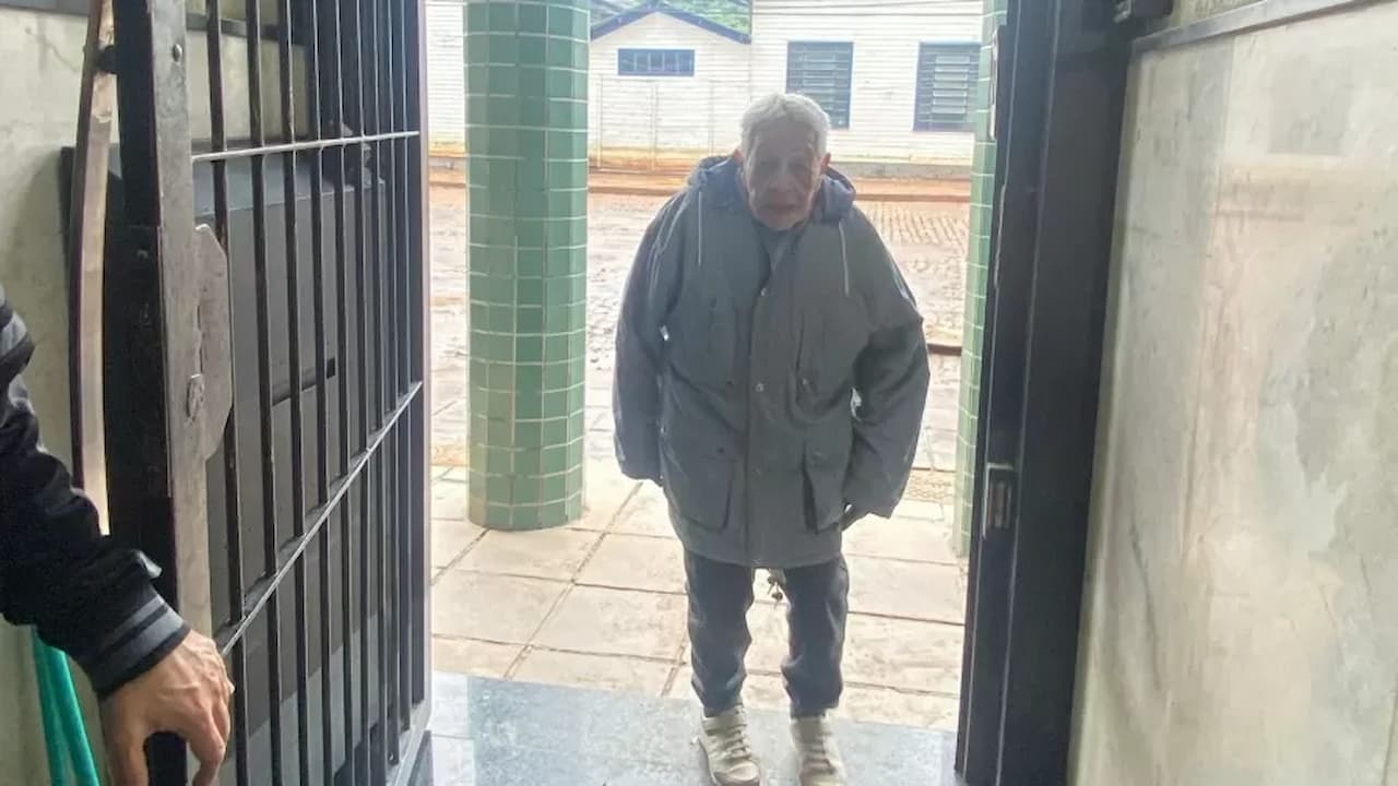 Imagem de uma idosa de pé