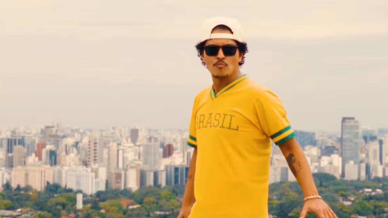 Imagem do cantor Bruno Mars usando uma camisa do Brasil